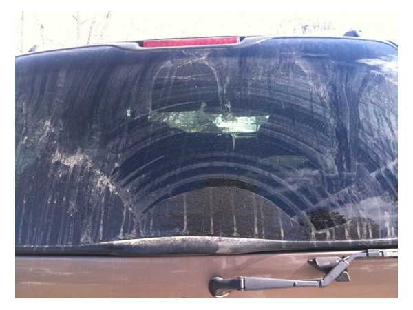 為什麼擋風玻璃用雨刷會刷不乾淨？